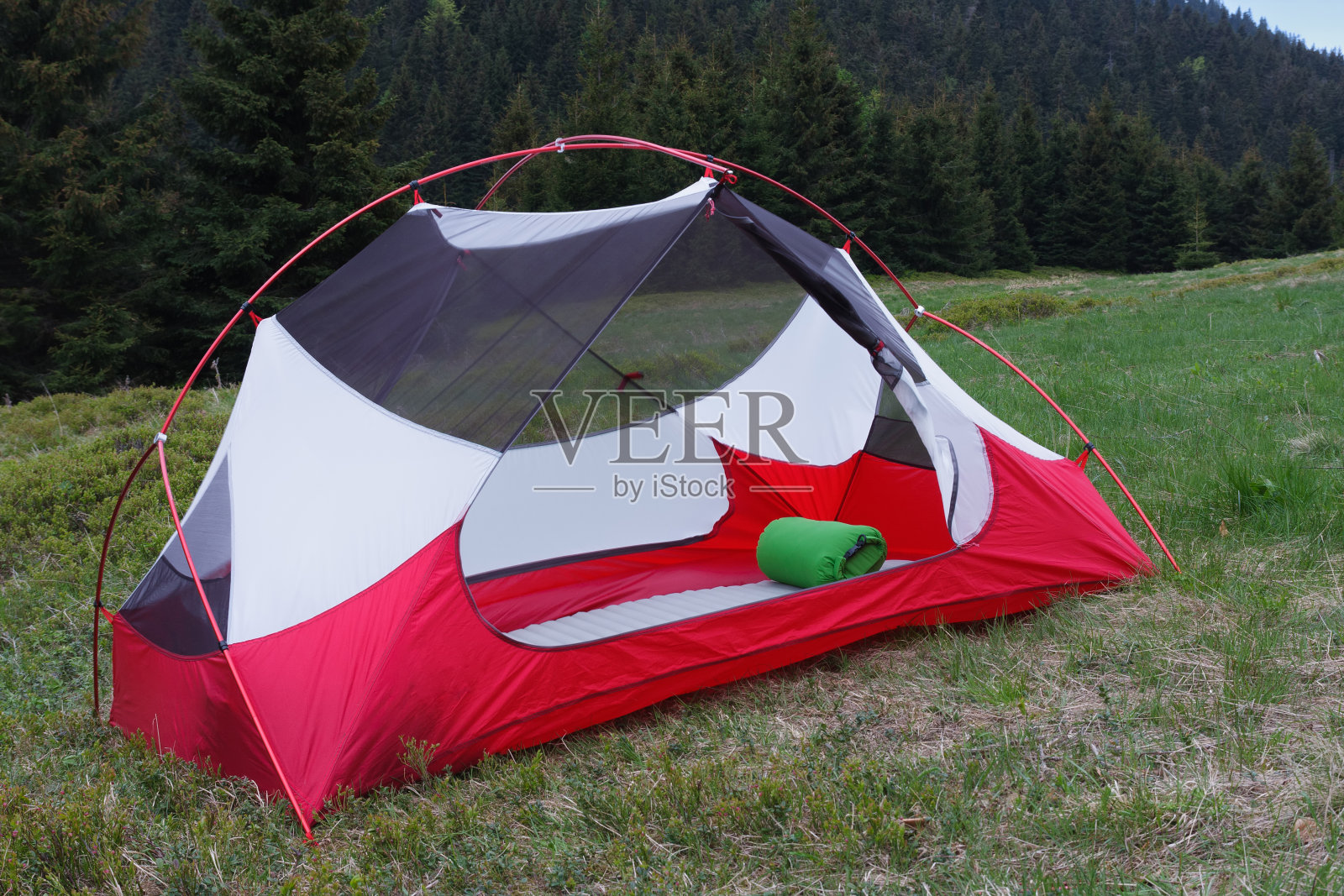 早上在斯洛伐克马拉法特拉山区的山口，打开帐篷内没有雨蝇照片摄影图片