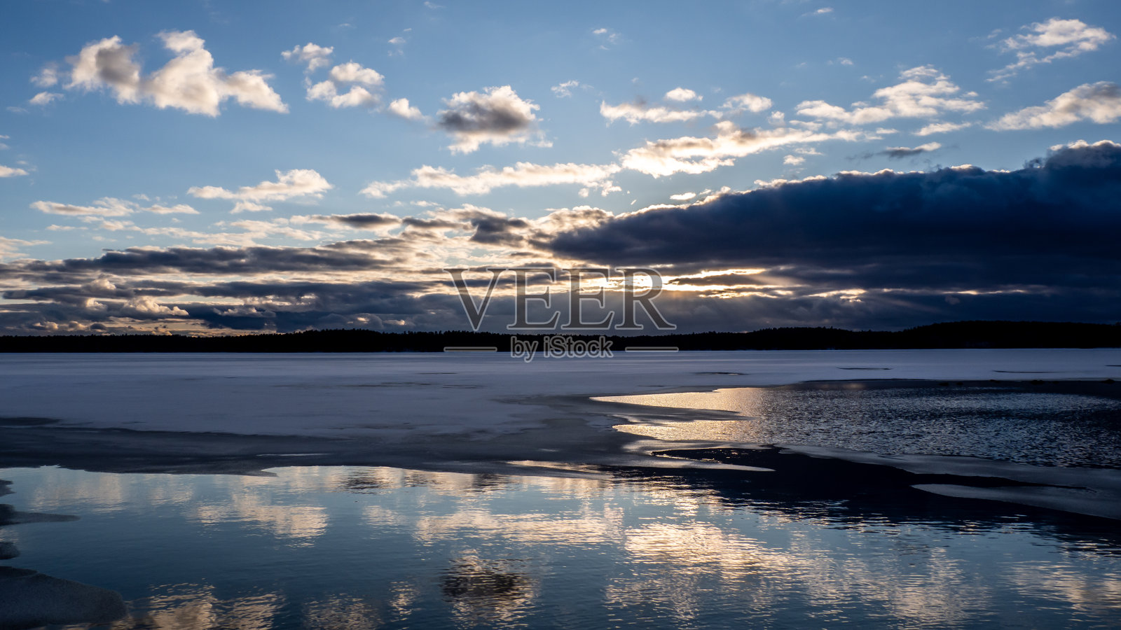日落时的冰湖照片摄影图片