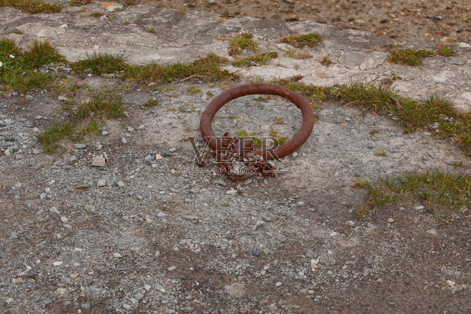 生锈的系泊环。照片摄影图片