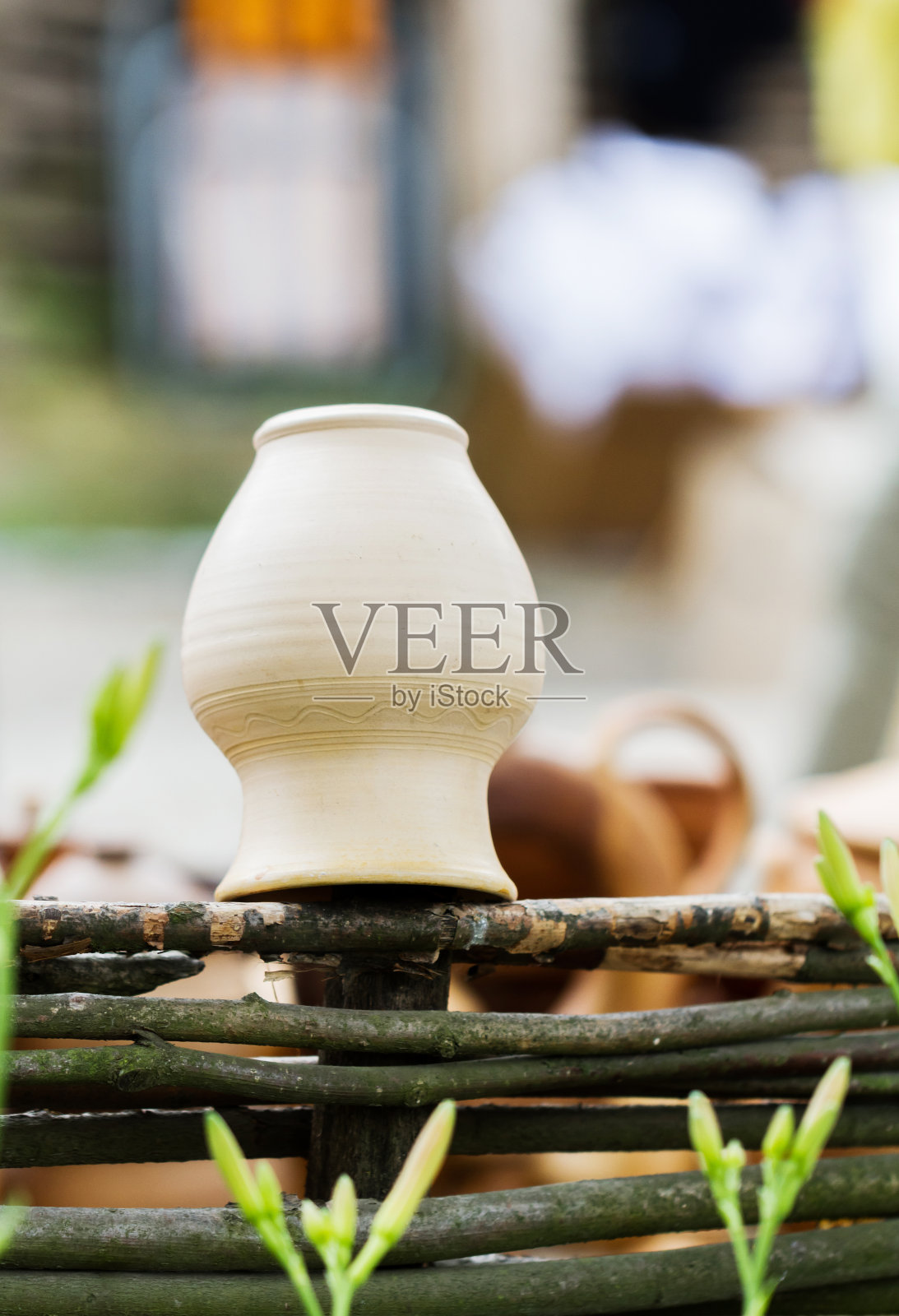 木栅栏上挂着陶罐照片摄影图片