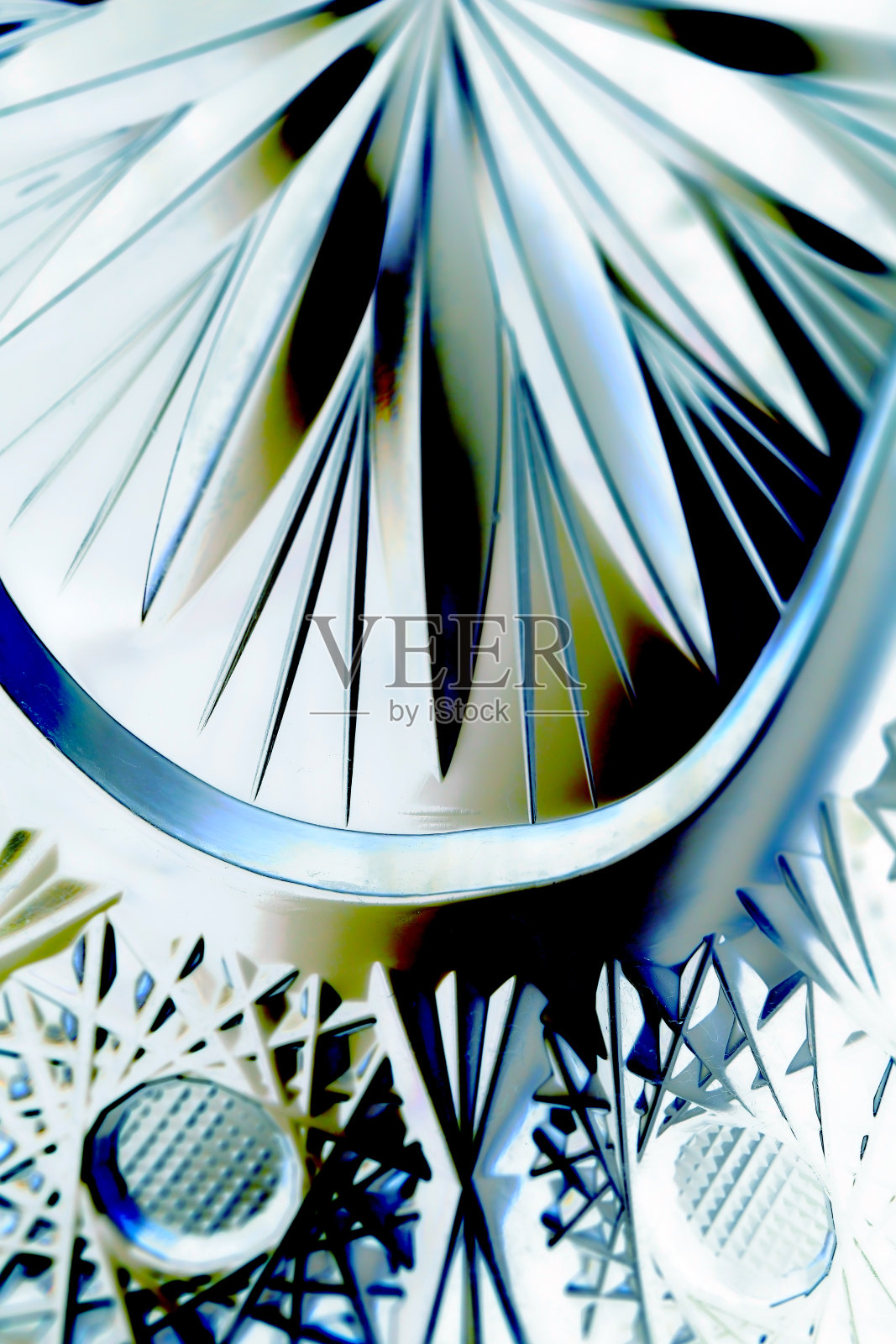 数字修饰和彩色的径向切割玻璃纹理的插图，模仿太阳恒星，接近微距摄影插图。照片摄影图片