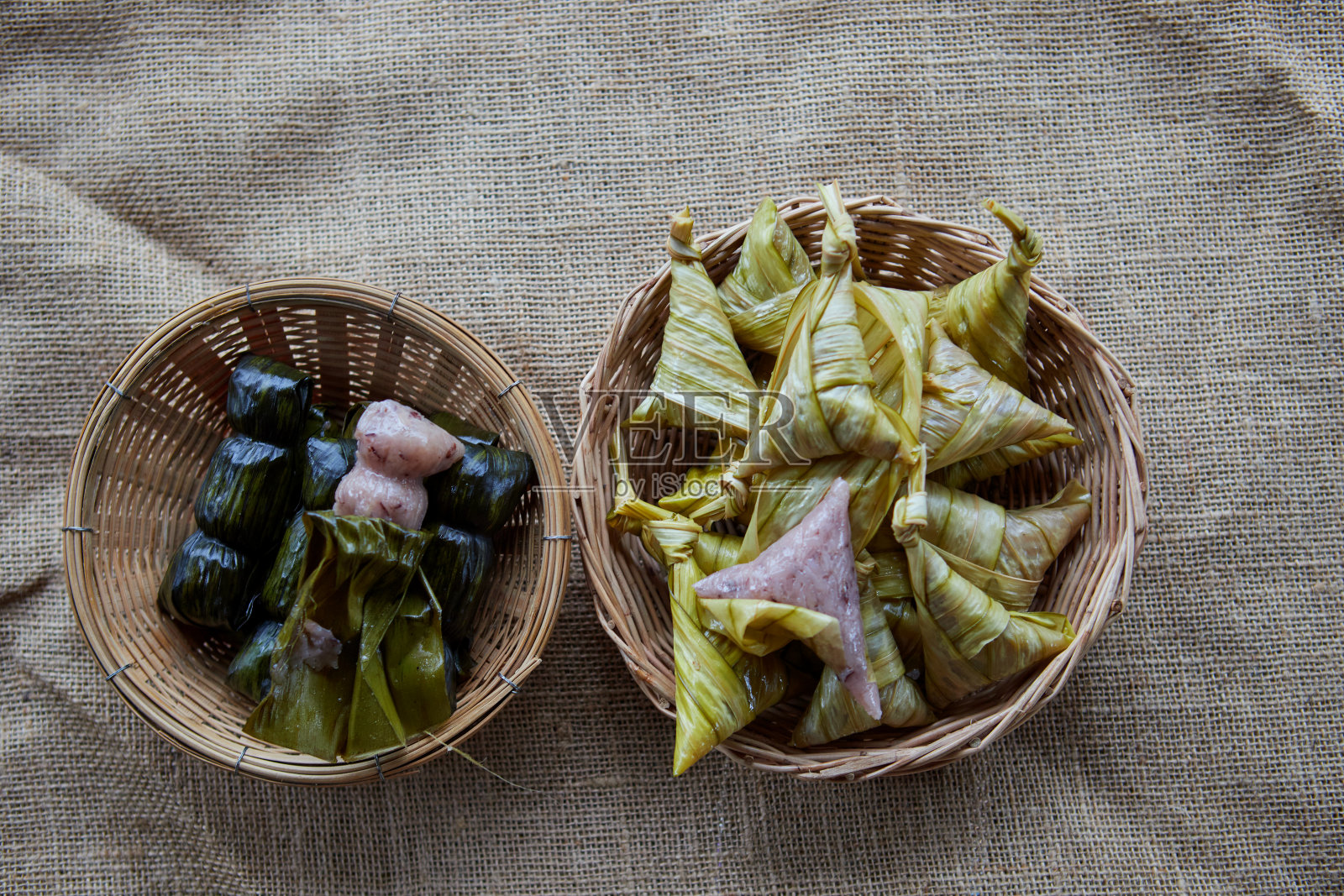 香蕉叶包糯米和棕榈叶包糯米照片摄影图片