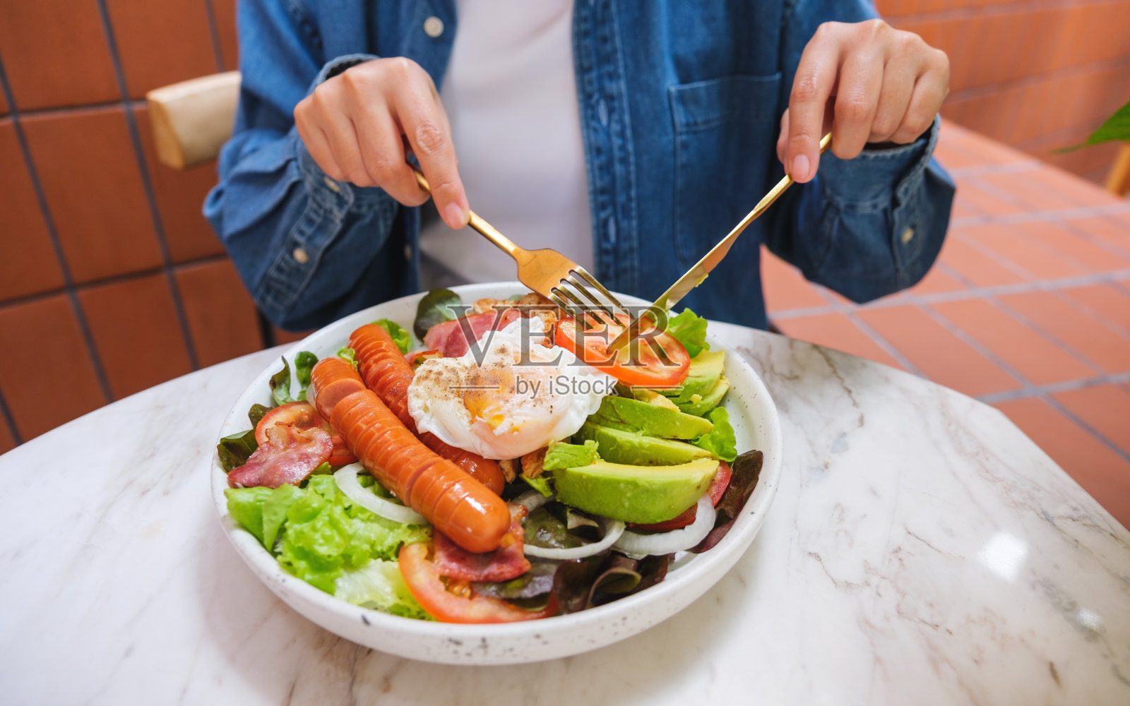 一个女人在咖啡馆里吃沙拉和喝咖啡的特写图像照片摄影图片