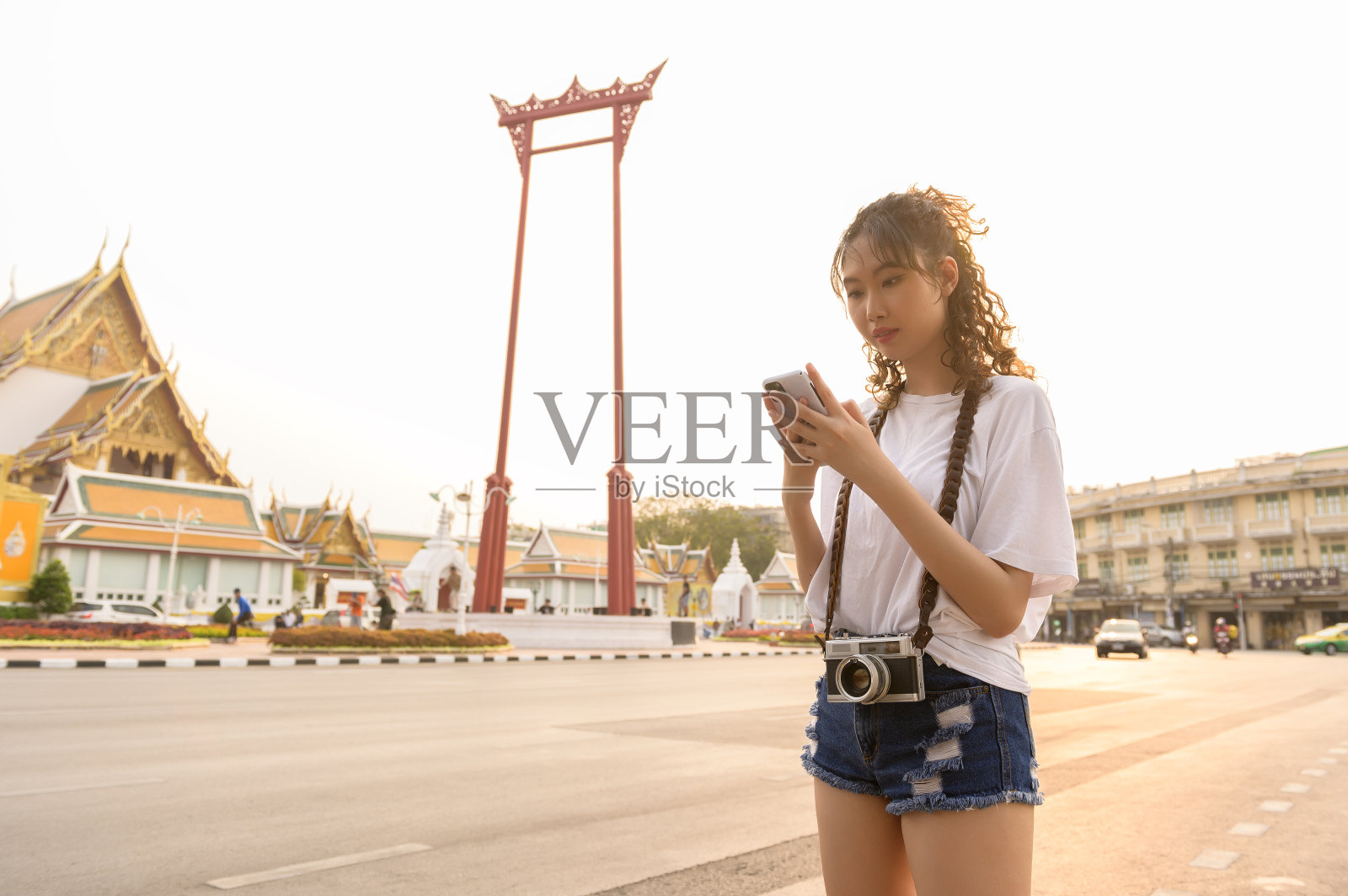 美丽年轻的亚洲旅游女性度假观光和探索曼谷市，泰国，假期和旅游概念照片摄影图片