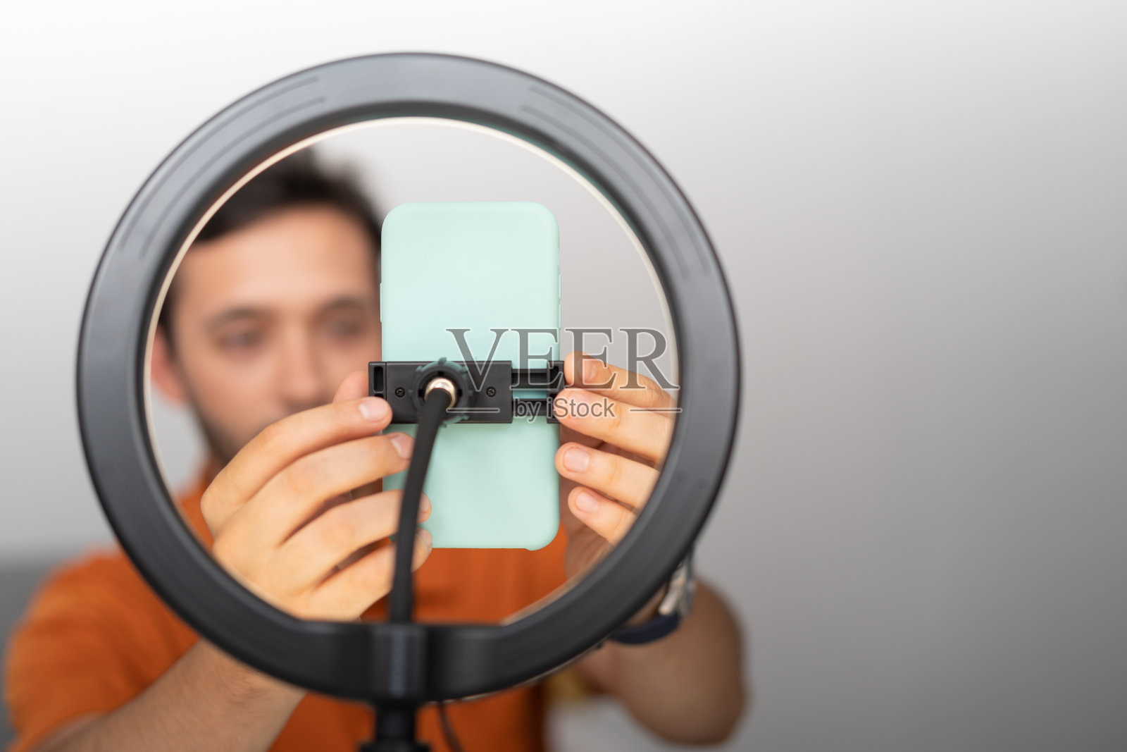 在光圈中修理手机的手。照片摄影图片