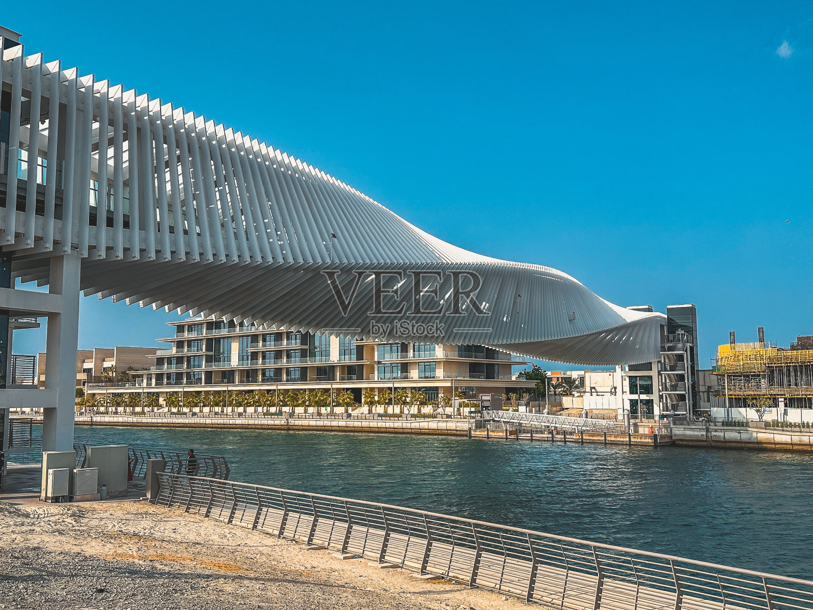 阿联酋迪拜运河螺旋桥与水上出租车照片摄影图片