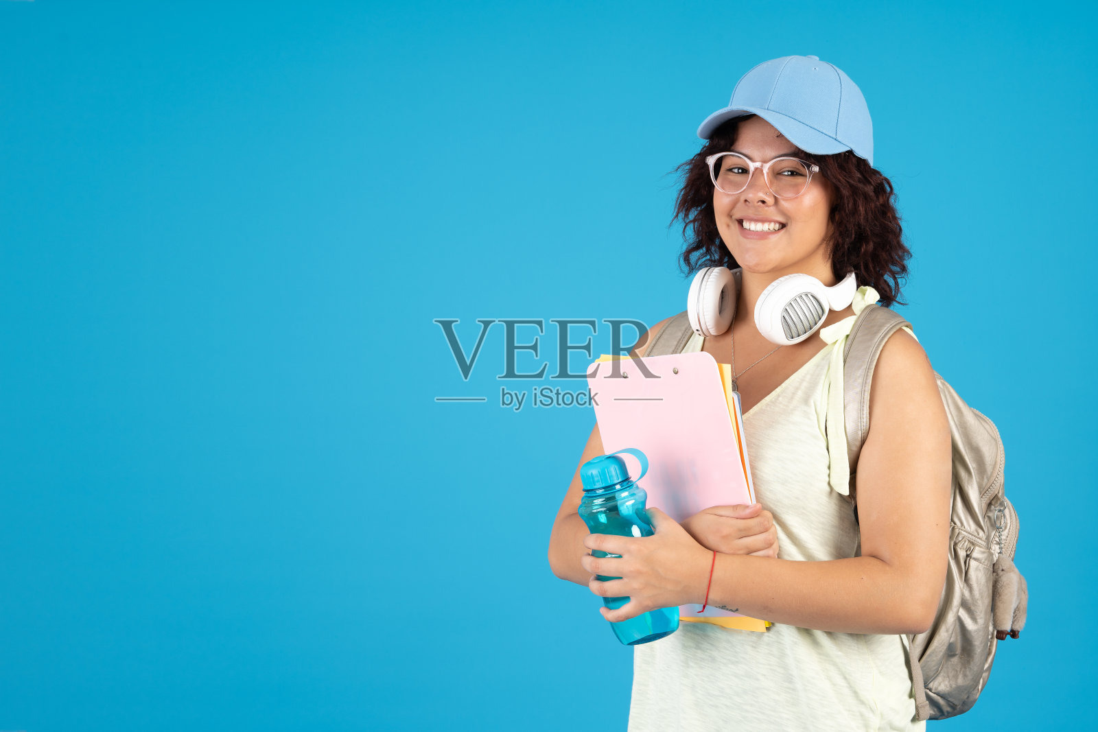 年轻的学生微笑着，开心而坦率地看着相机照片摄影图片