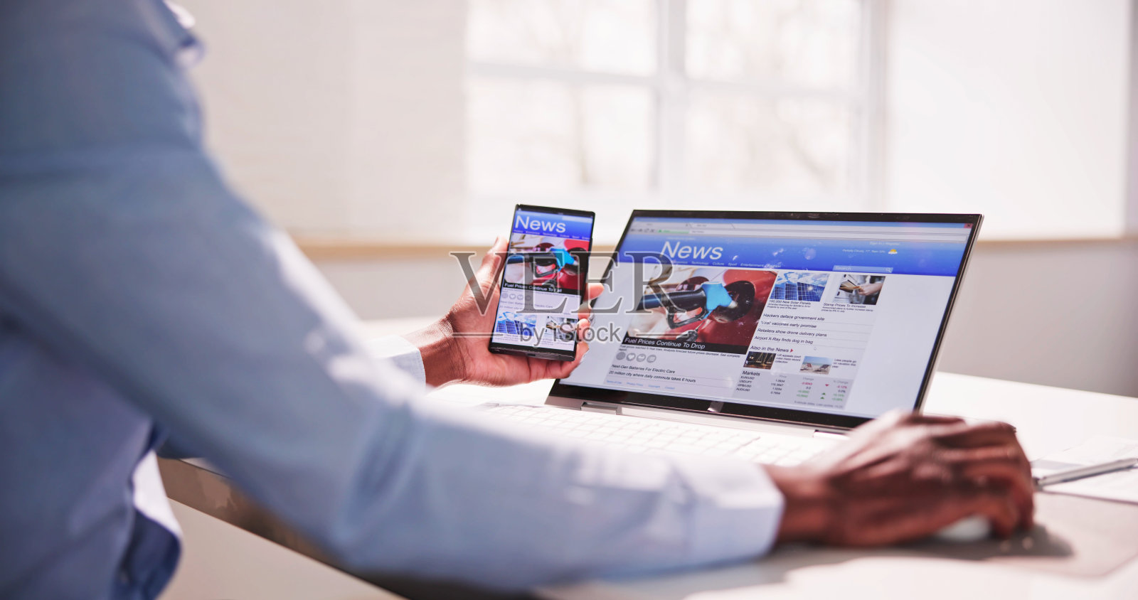 在屏幕上看新闻。阅读报纸网站照片摄影图片