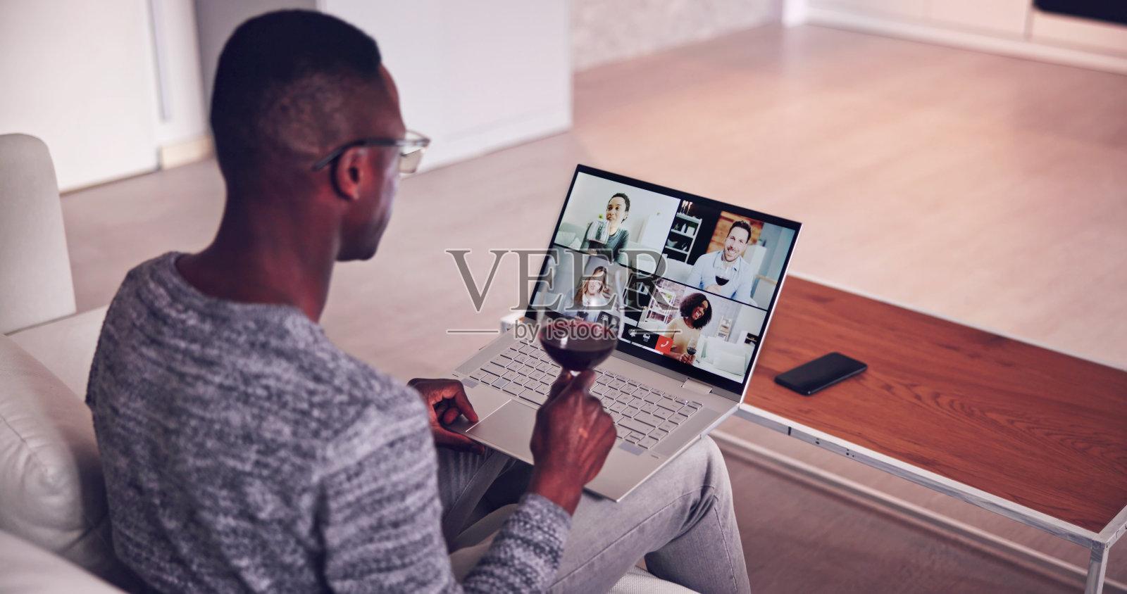 网上虚拟品酒晚宴活动照片摄影图片