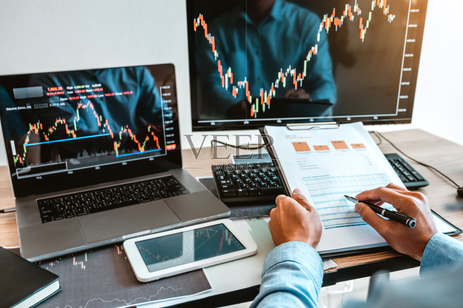 商务会议投资和企业家交易股票市场和交易所讨论和分析图表。照片摄影图片