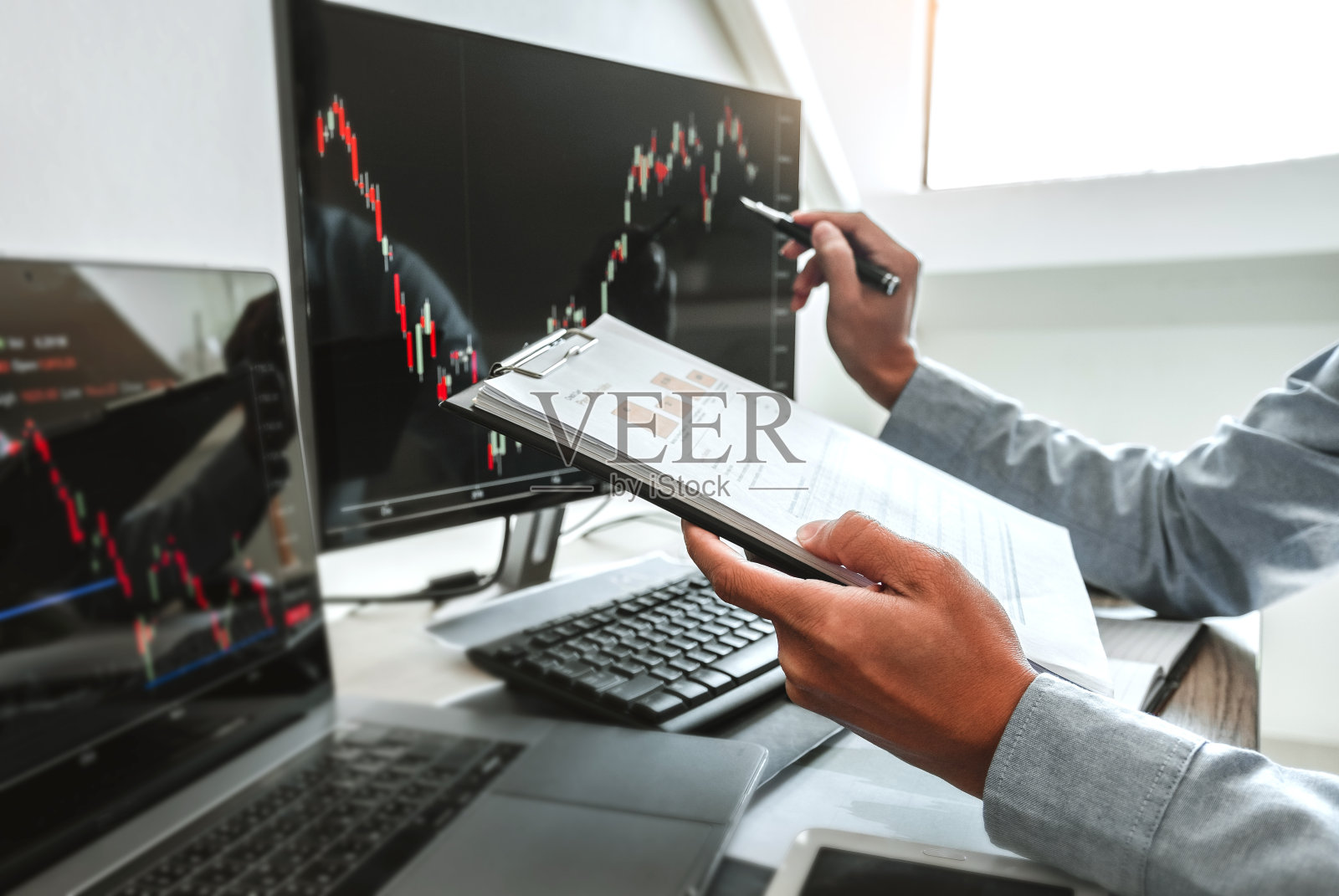 商务会议投资和企业家交易股票市场和交易所讨论和分析图表。照片摄影图片