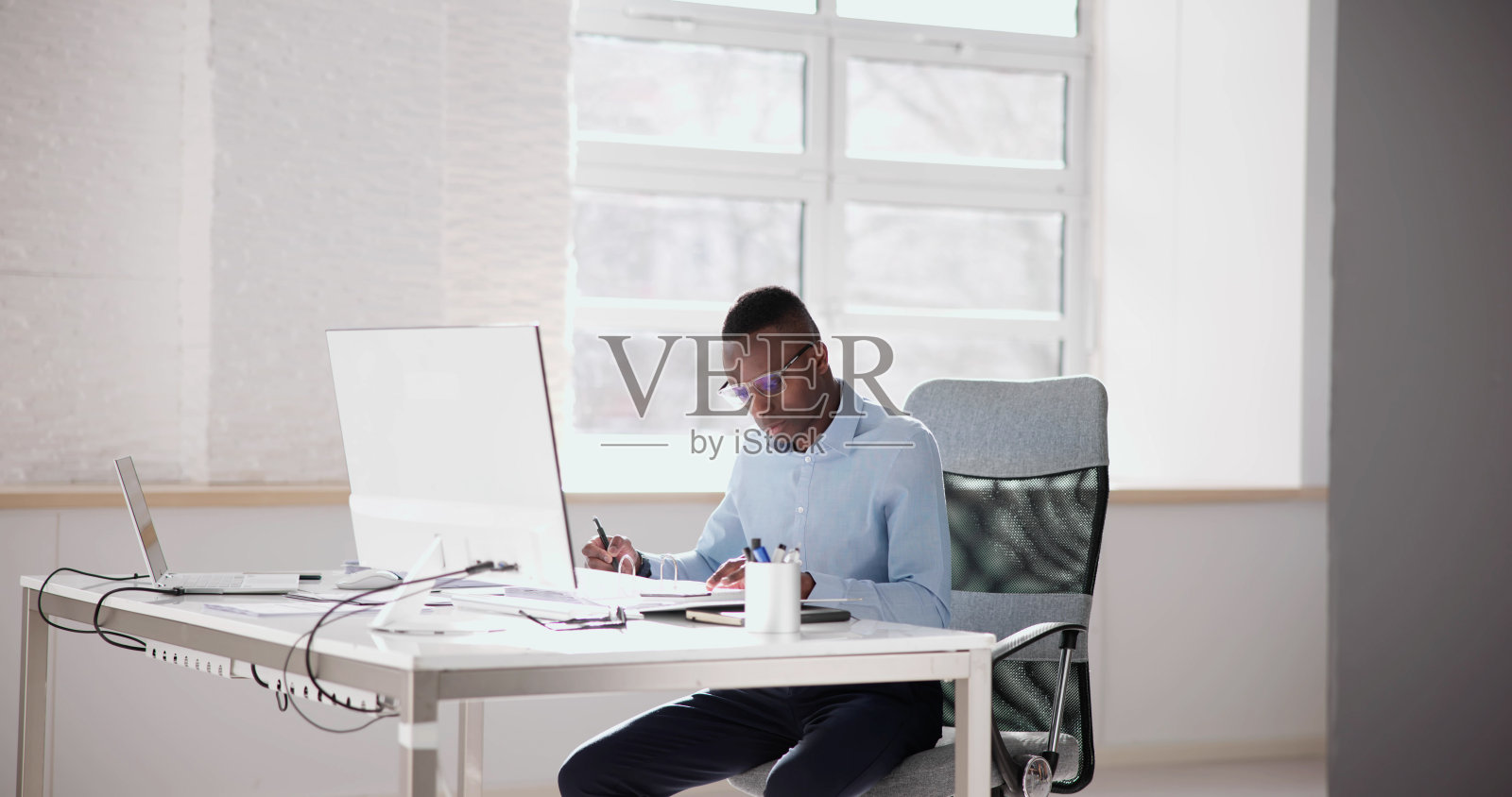 非裔美国会计师或审计师照片摄影图片