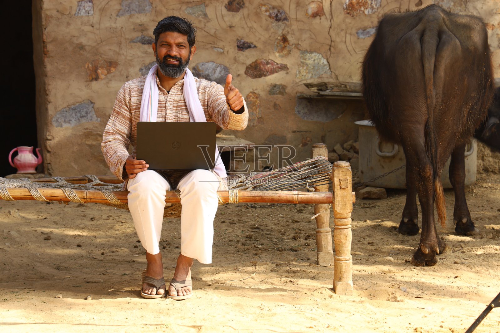 村庄里快乐的农民竖起大拇指照片摄影图片