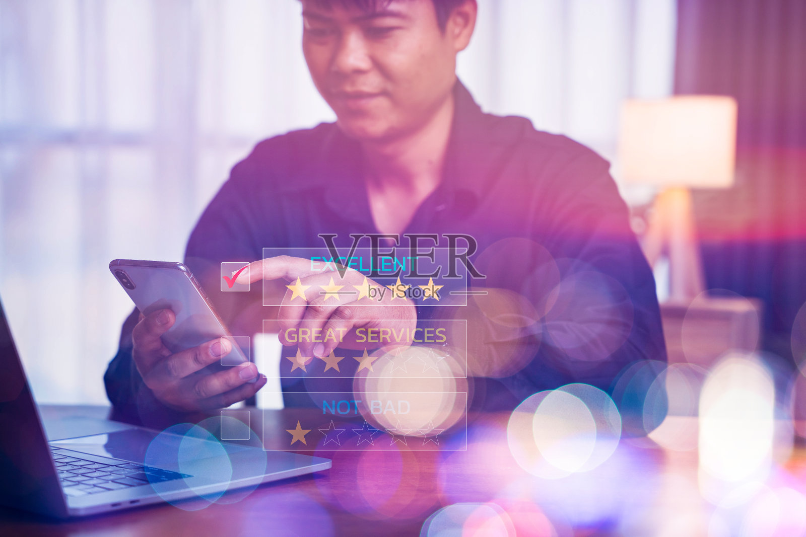 使用智能手机的商务人士在方框上打勾，并选择星形图标来表示对服务的满意。客户服务和满意的理念。评价非常深刻照片摄影图片