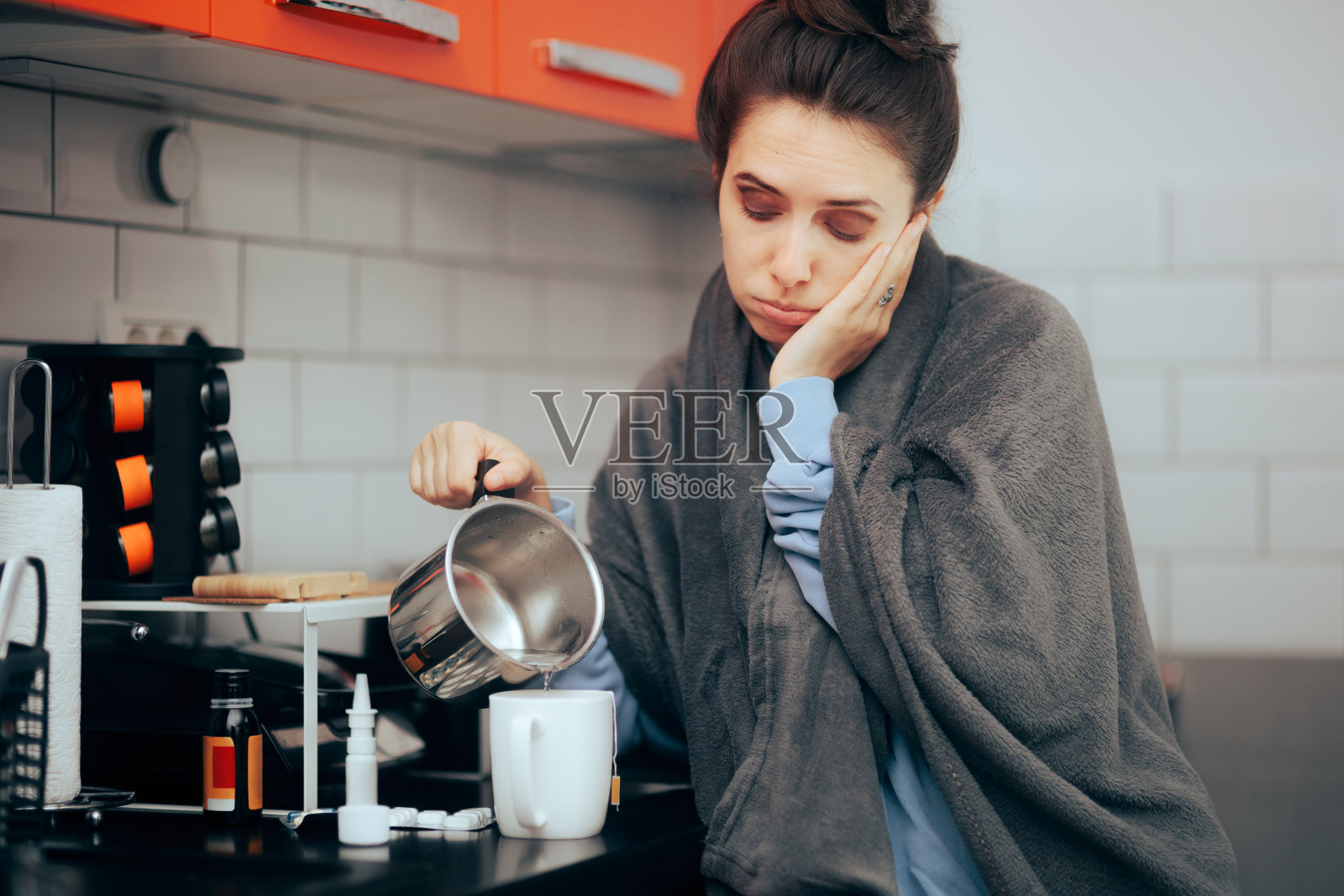 悲伤的女人在泡茶，感觉又冷又恶心照片摄影图片