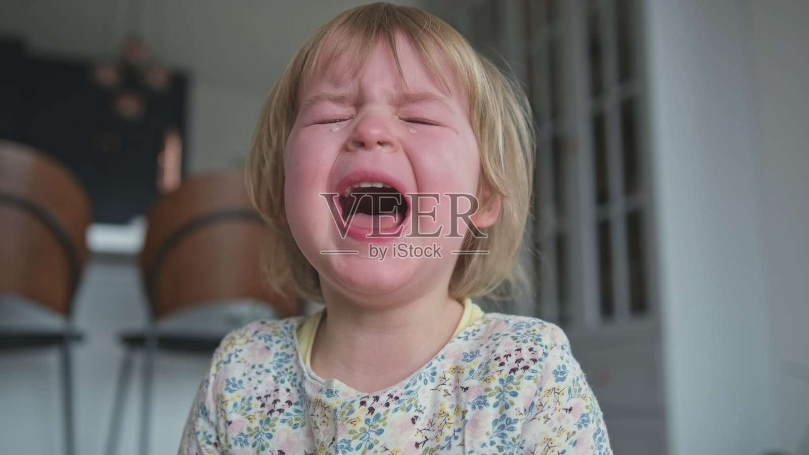 哭闹的悲伤白人女童照片摄影图片