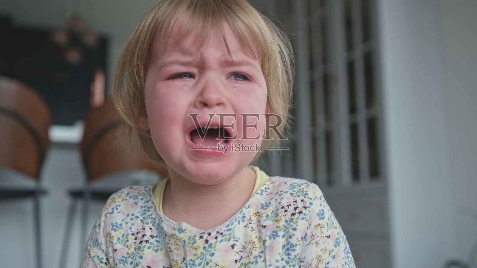 哭闹的悲伤白人女童照片摄影图片