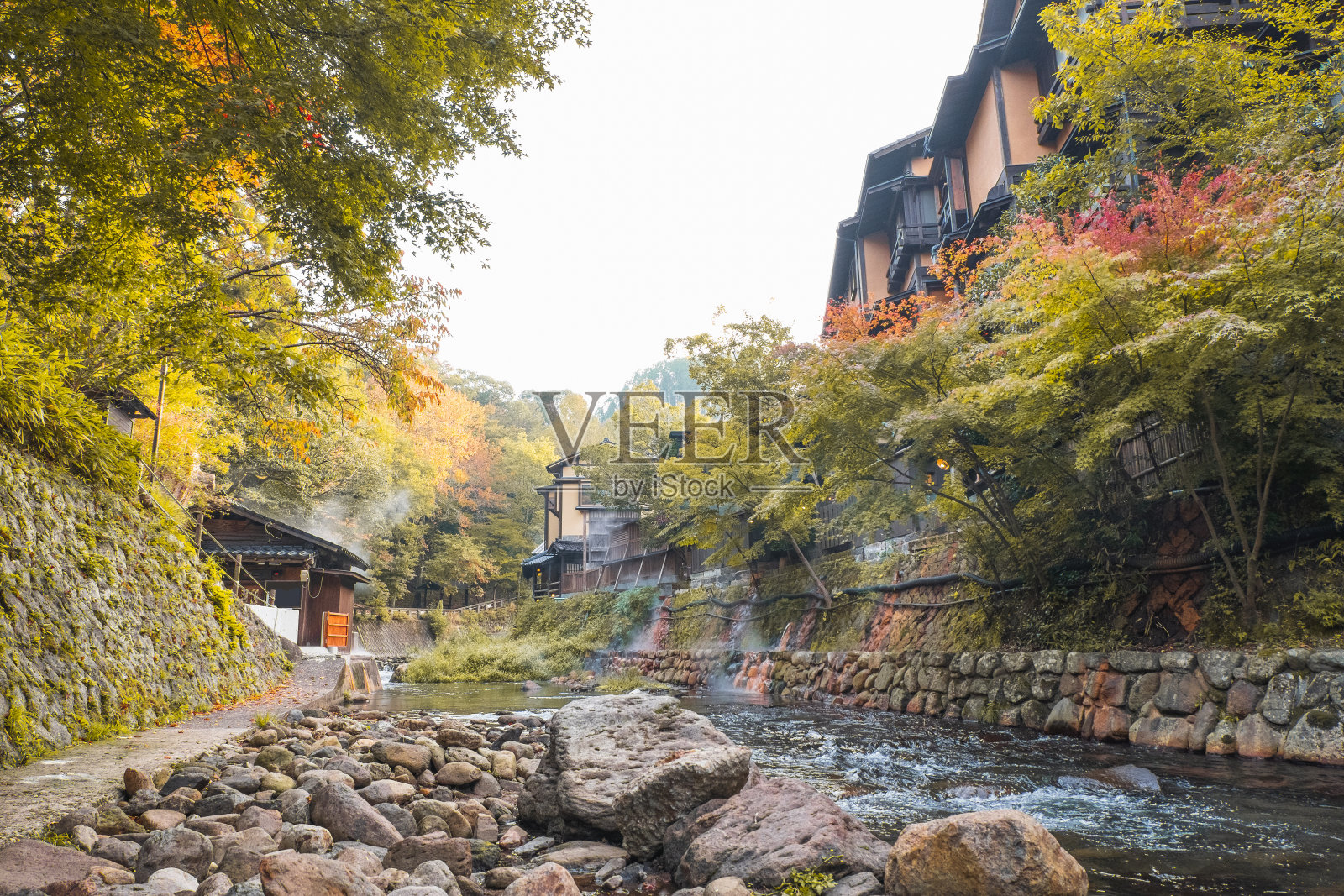 温泉小镇，黑川温泉，日式旅馆和桥，早上的黑川，熊本，九州，日本照片摄影图片