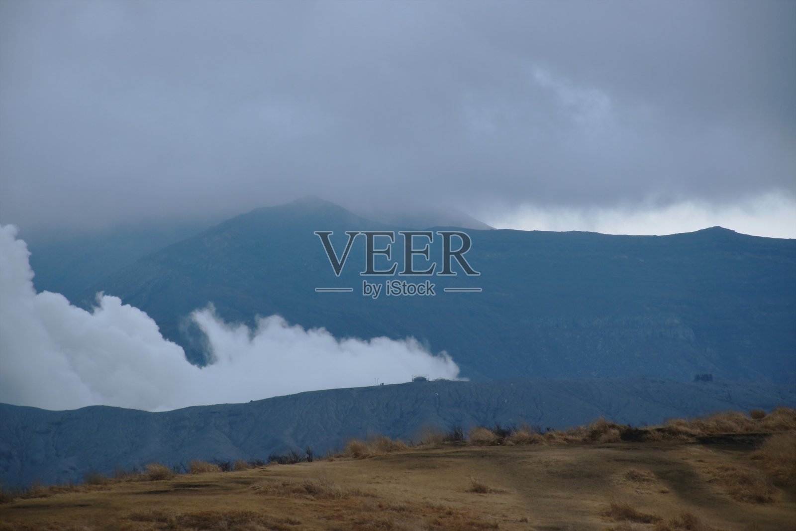 草森里草田和活火山山旅游地点在日本照片摄影图片