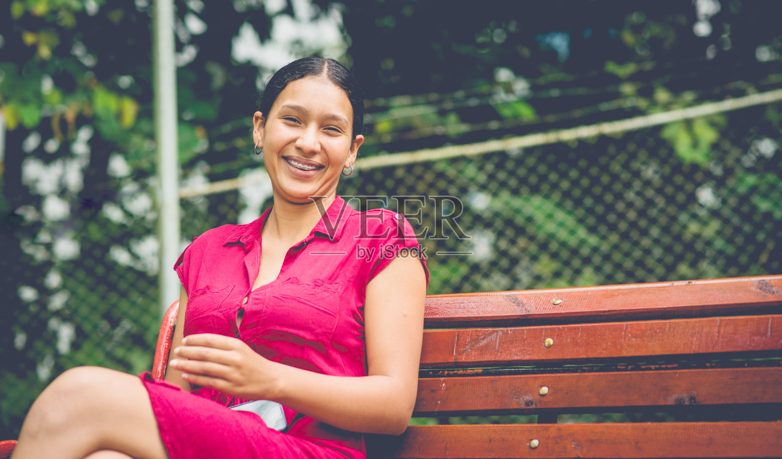 一个年轻大学生的肖像照片摄影图片
