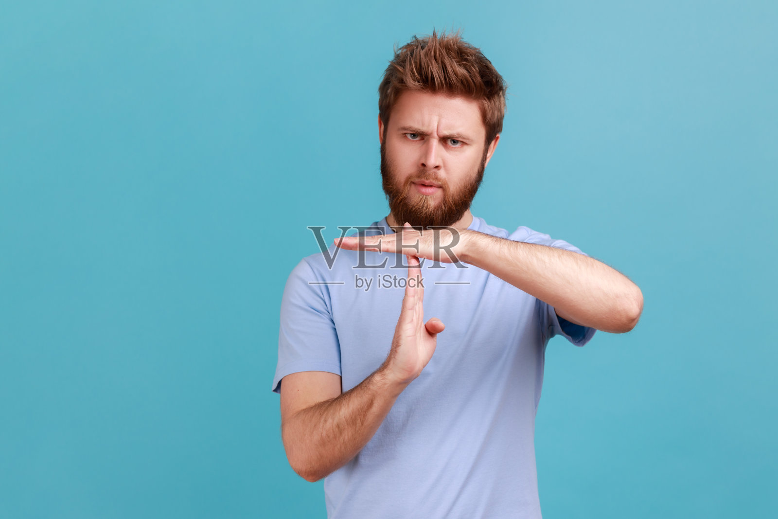 一名男子摆出暂停的姿势，用恳求的眼神看着，赶在最后期限前，乞求更多的时间照片摄影图片