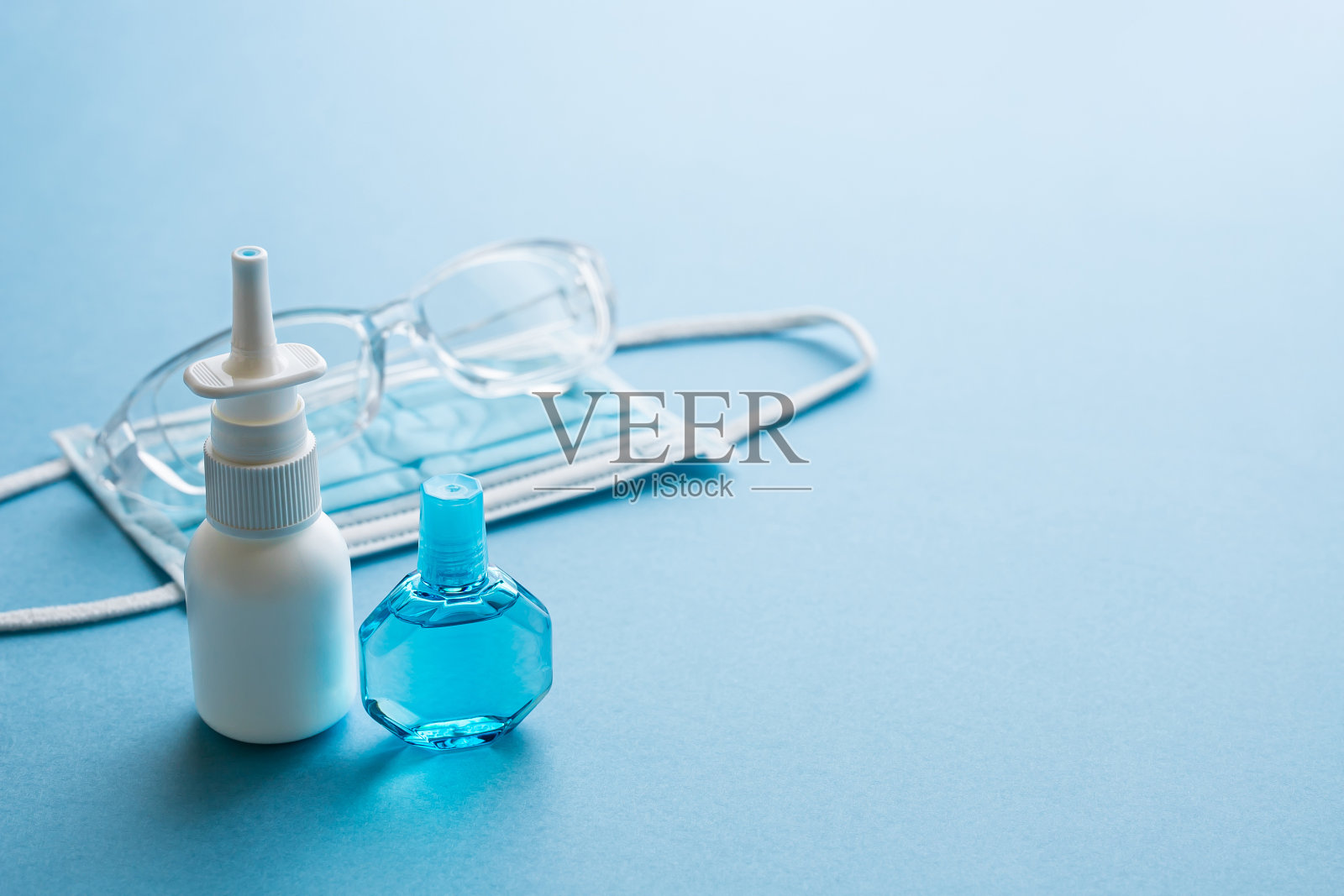 花粉热措施。眼药水，鼻药水，眼镜和口罩。照片摄影图片