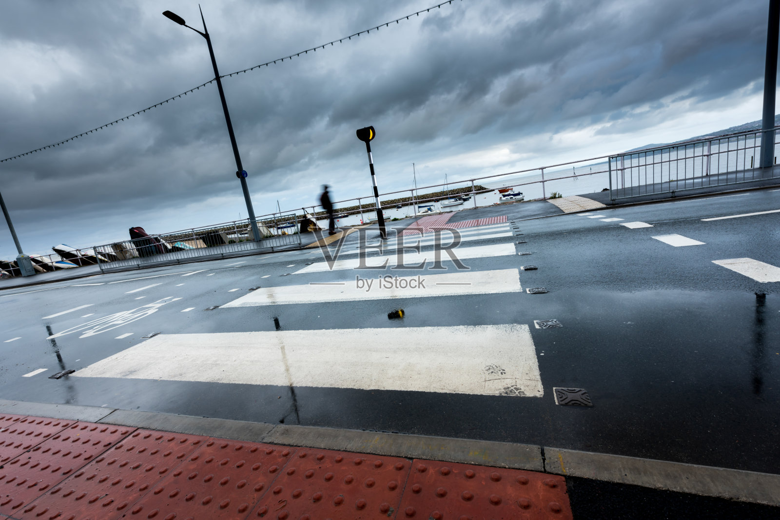 雨中行人过街照片摄影图片