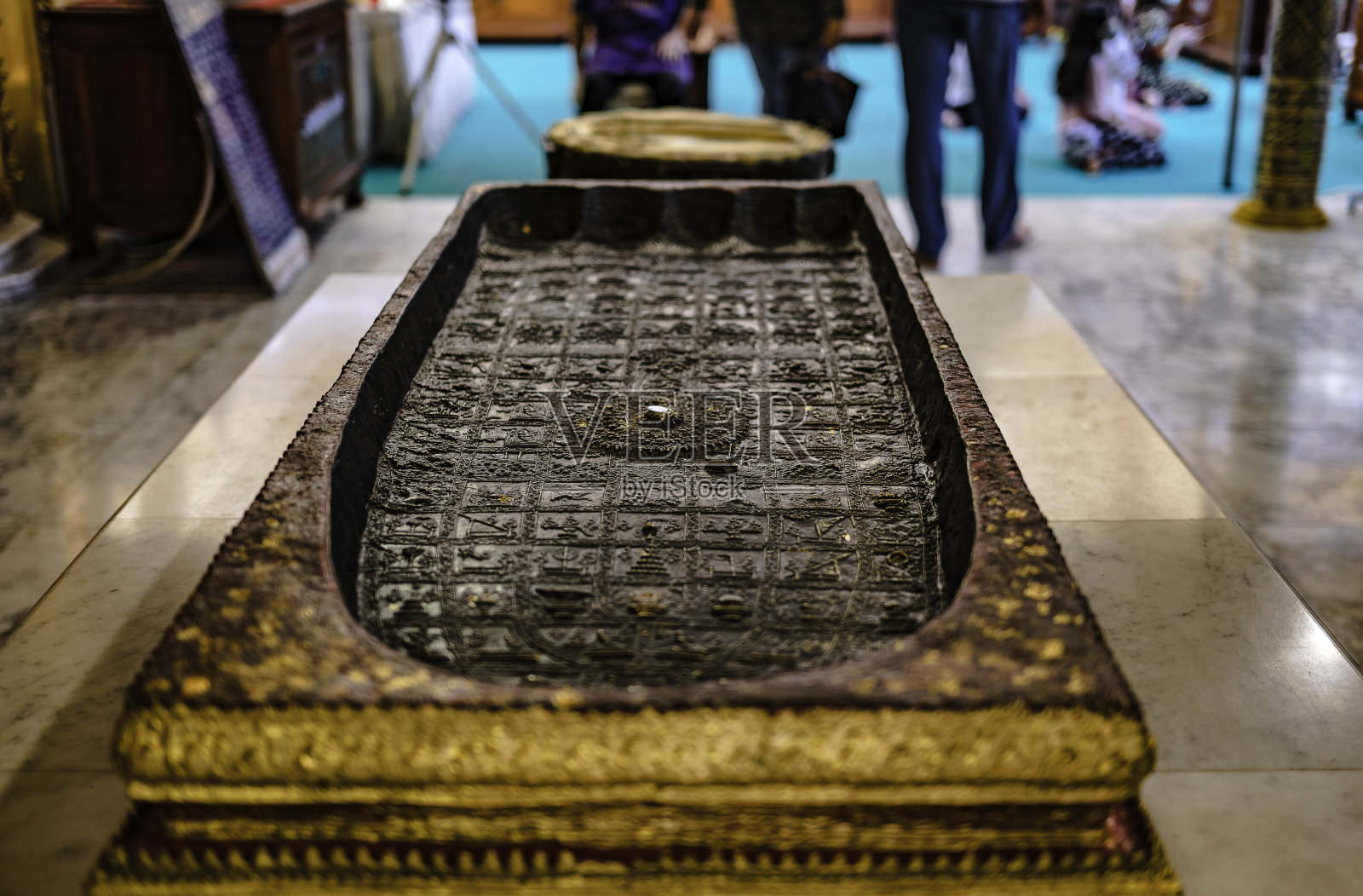 在泰国沙穆巴敢，一尊佛像的复制品被放置在琅佛图邦菲寺的乌博索前，供人们崇拜和镀金。照片摄影图片