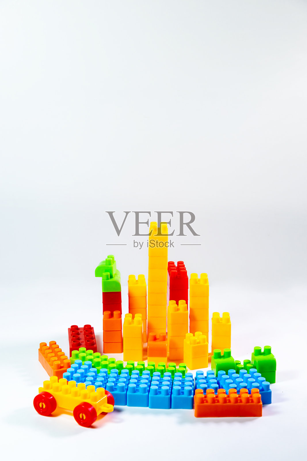 彩色塑料立方体形成微型城市，建筑物。现代、游戏和建筑的概念照片摄影图片