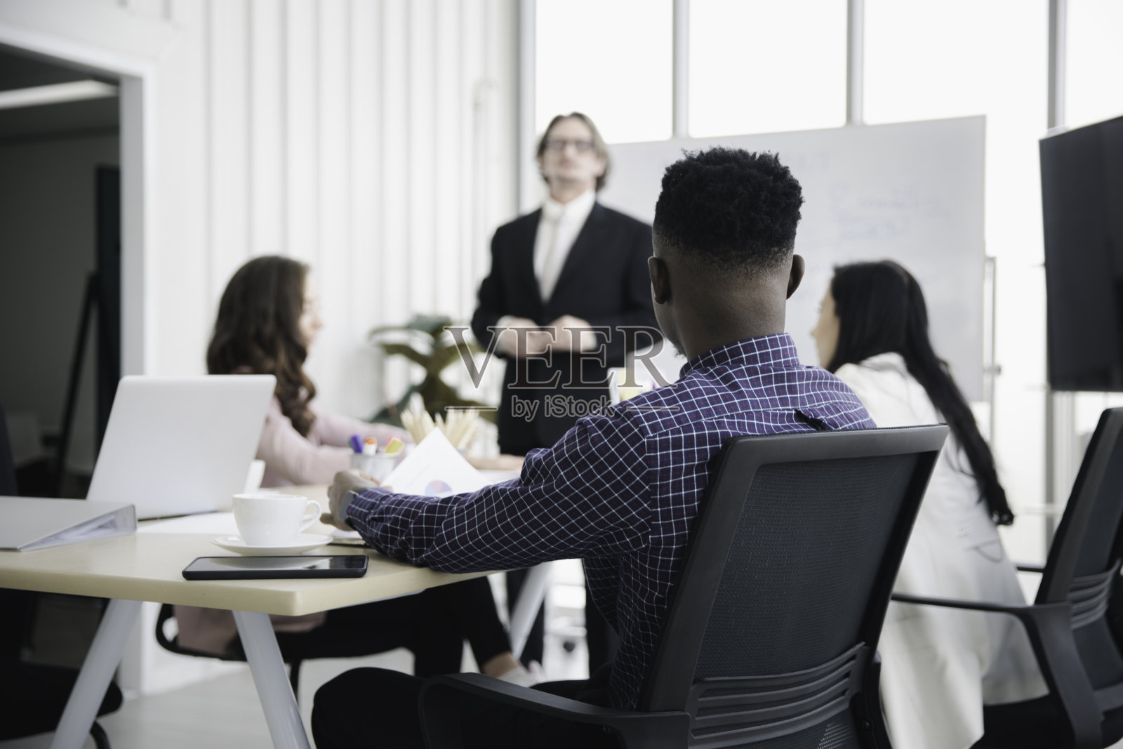 在现代化的办公室里工作的多民族、多同事群体照片摄影图片