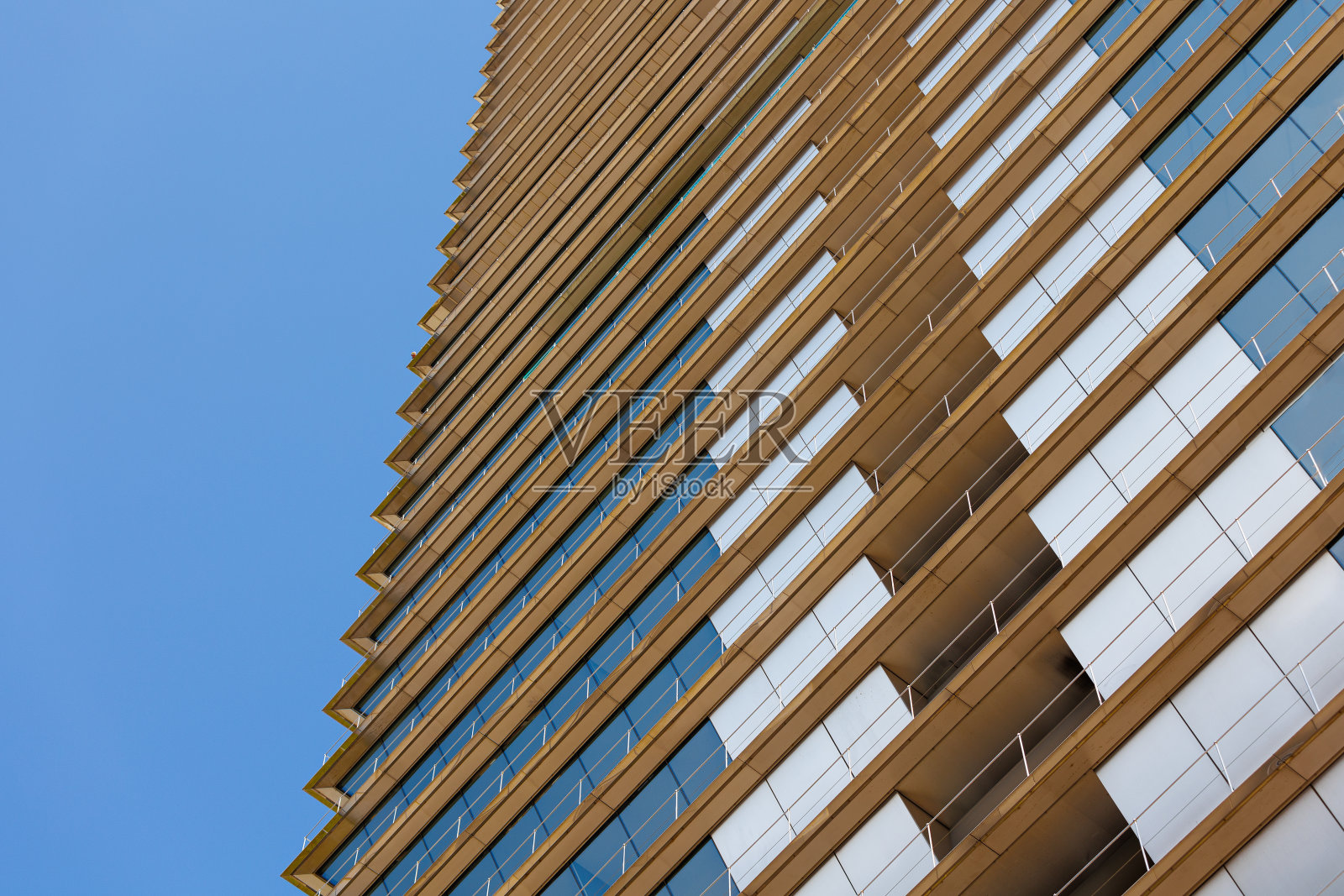 从下面看摩天大楼的正面，巴塞罗那，西班牙照片摄影图片