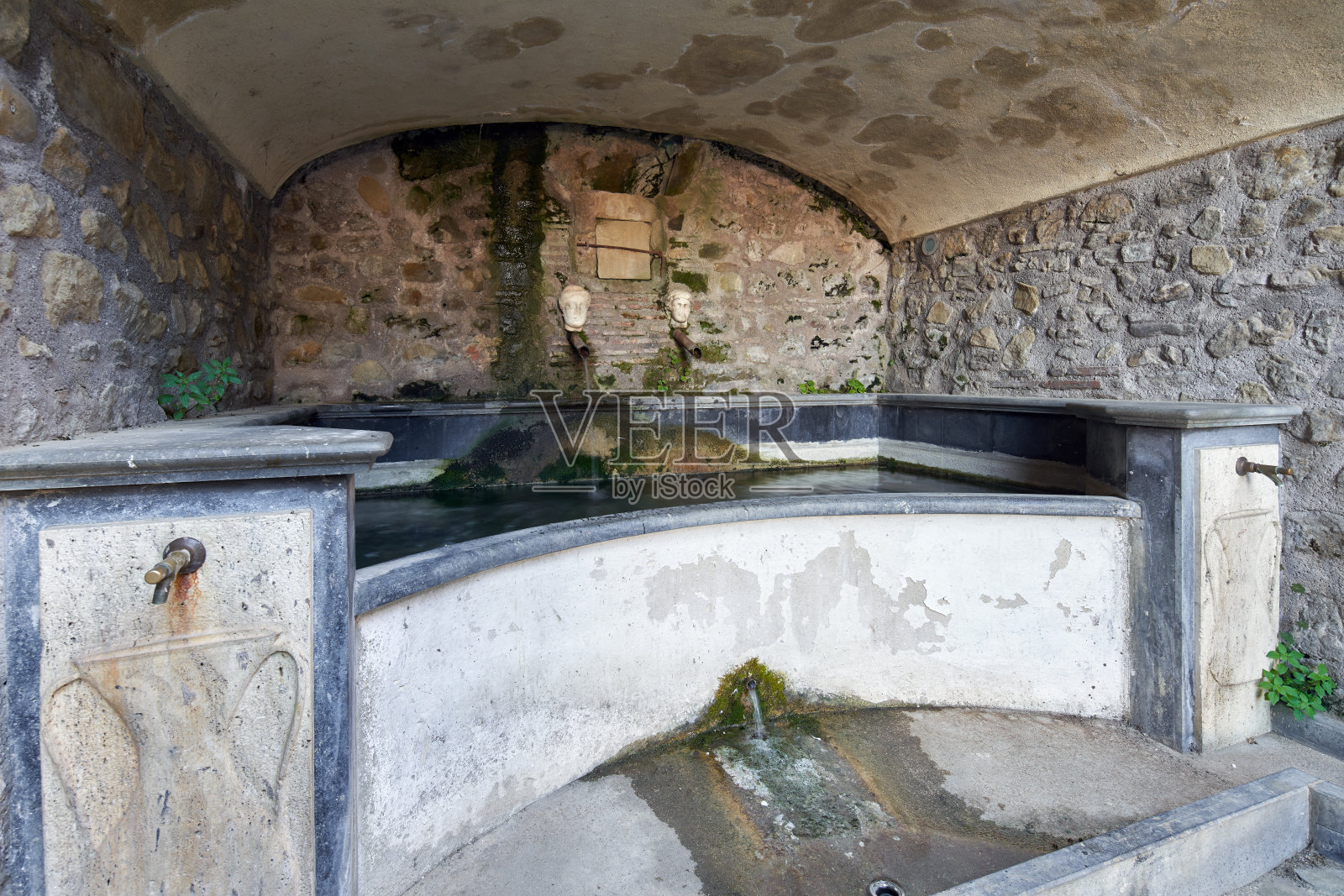 意大利拉齐奥市圣维托罗马诺的古代公共水槽/喷泉照片摄影图片