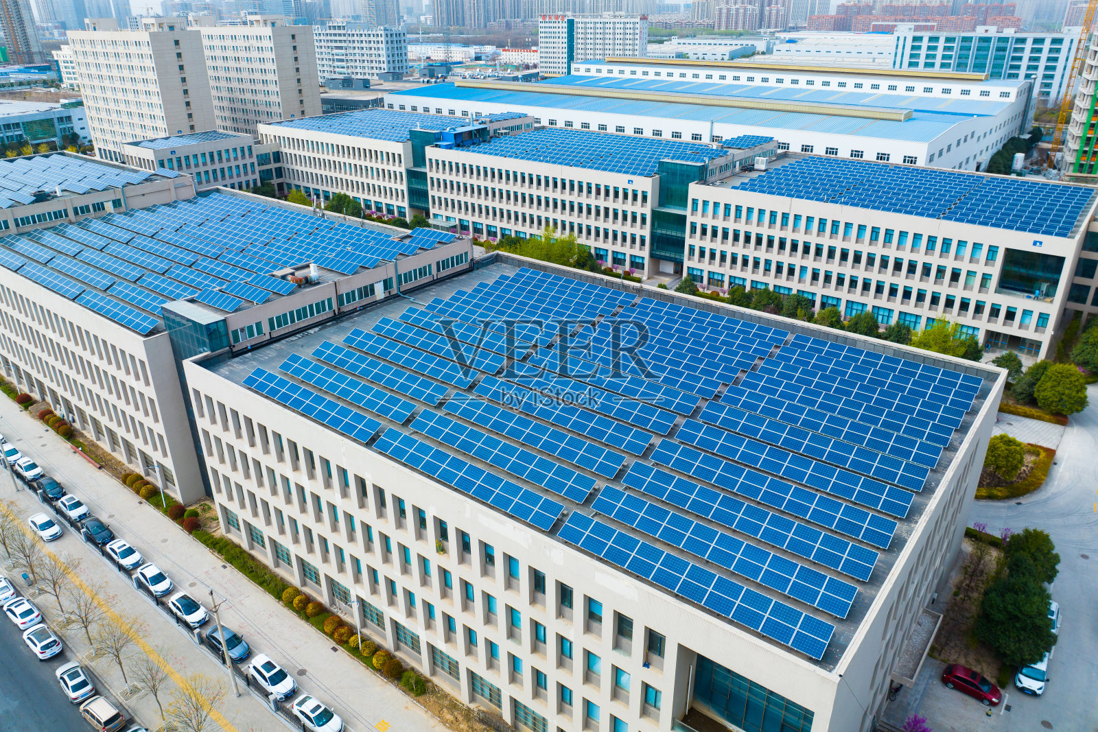 现代工厂屋顶上的太阳能电池板照片摄影图片