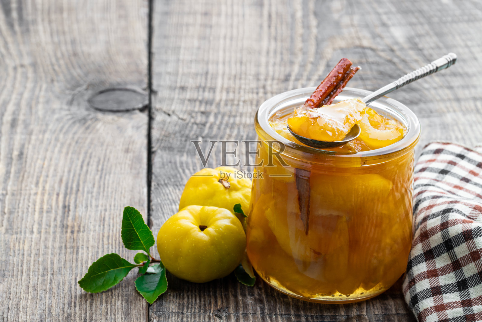 自制的温帕斯果酱装在玻璃罐里，新鲜的温帕斯树叶放在木桌上照片摄影图片
