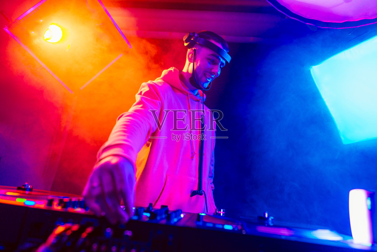 男DJ在夜总会播放音乐照片摄影图片