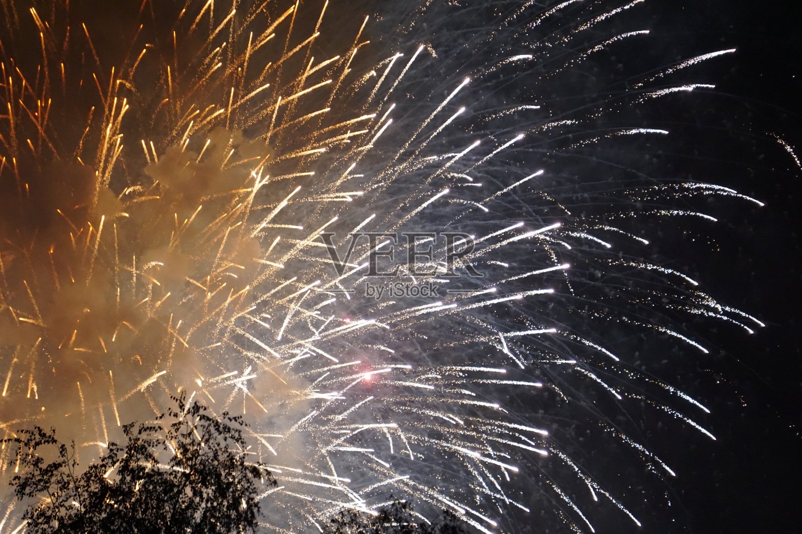 晚上放烟花。红色的烟花在屏幕的角落。最后的烟火飞溅。美丽的烟花在夜晚。照片摄影图片