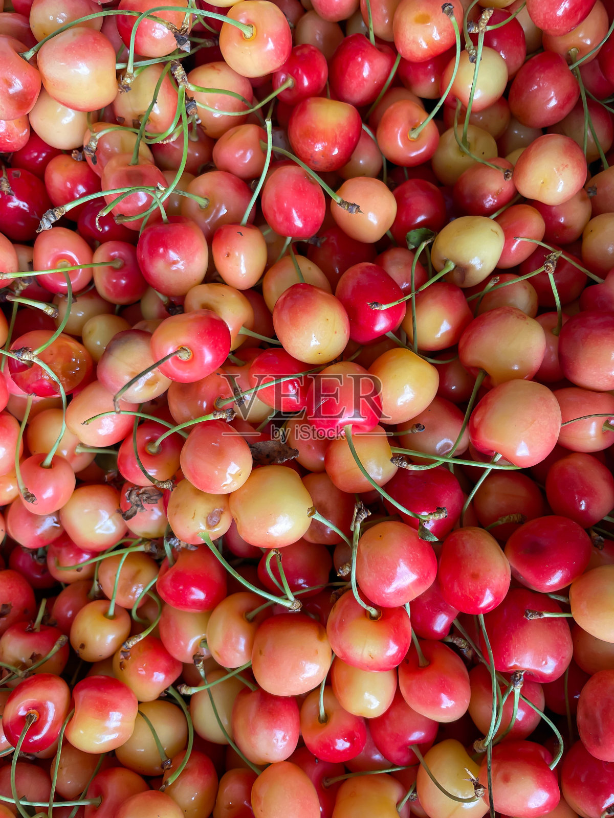 大量的黄色、红色、美味的樱桃、维生素、健康营养的水果作为背景照片摄影图片