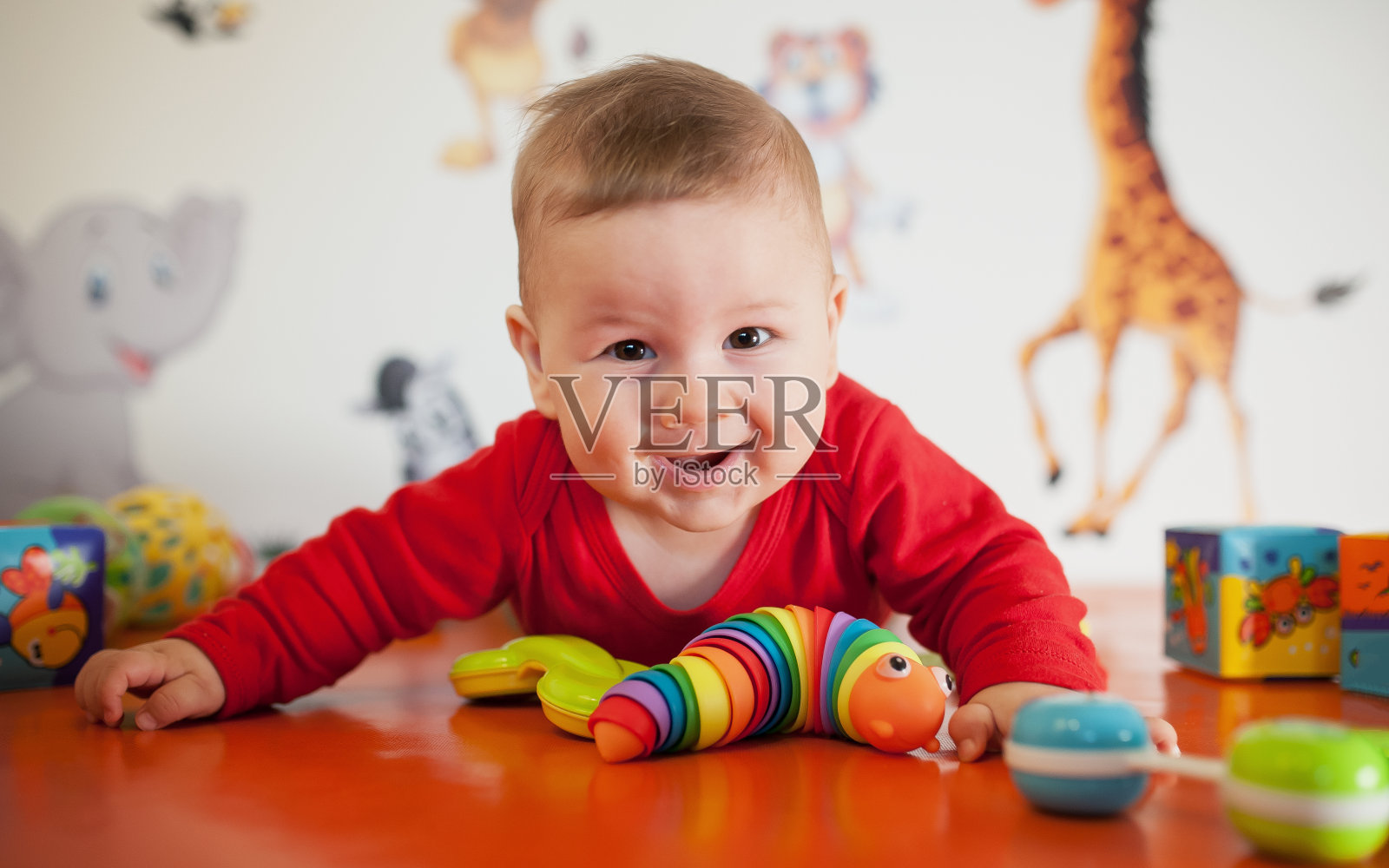 快乐可爱微笑男婴肖像照片摄影图片