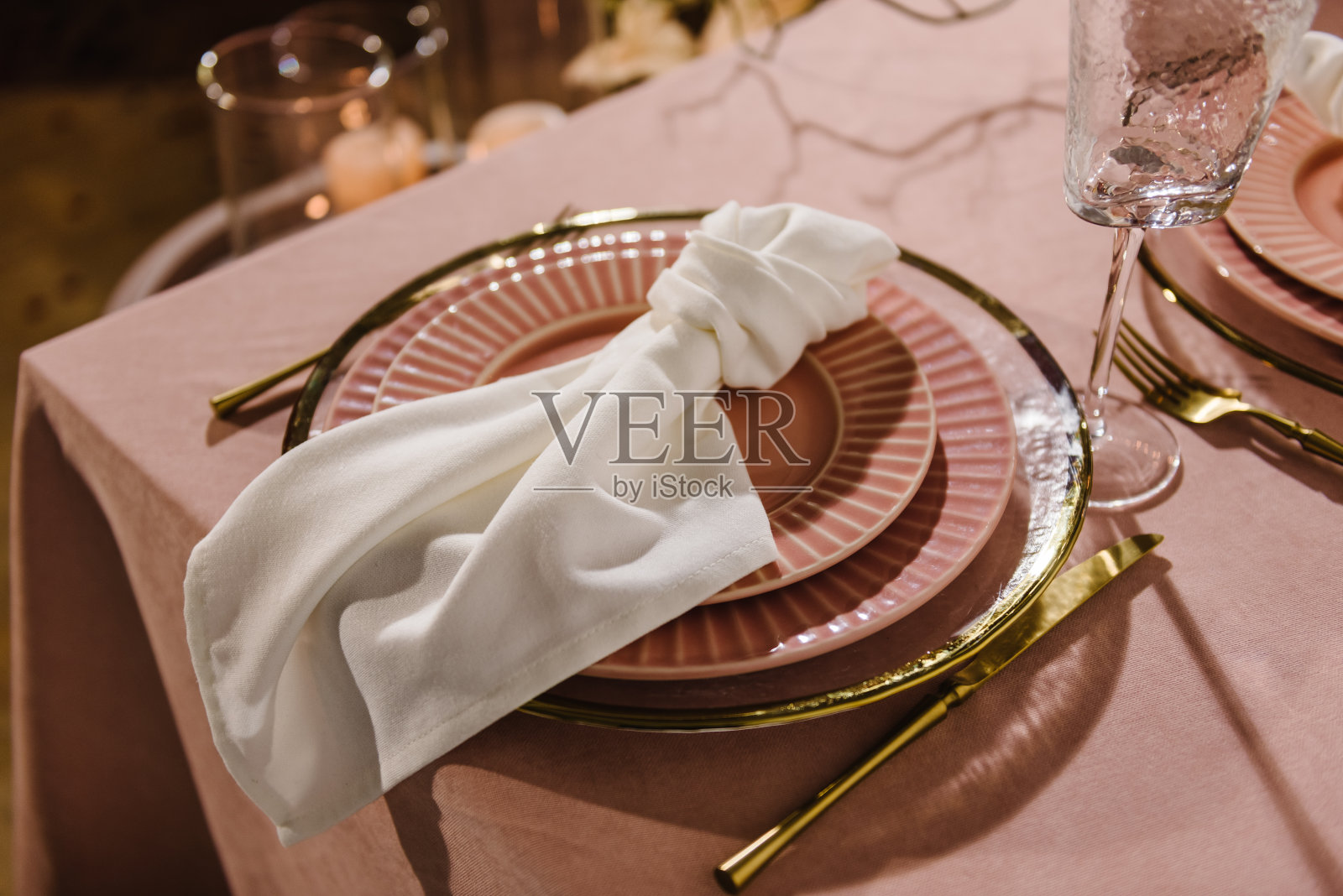 在餐厅摆桌。地点装饰，装饰蜡烛惊喜求婚。情人节为情侣准备的豪华烛光晚餐。浪漫的约会。侧视图。特写镜头的细节照片摄影图片