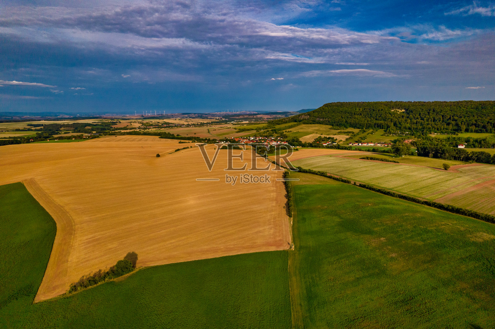 飞过金色的田野和绿色的森林。德国。照片摄影图片