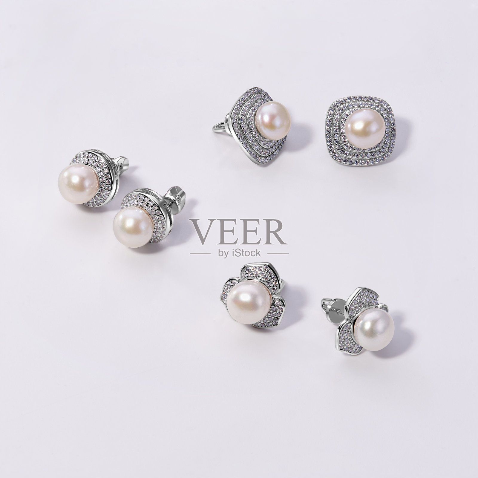 优雅的珠宝套装。镶有宝石的首饰。珠宝配件拼贴。产品静物概念。戒指、项链和耳环。照片摄影图片