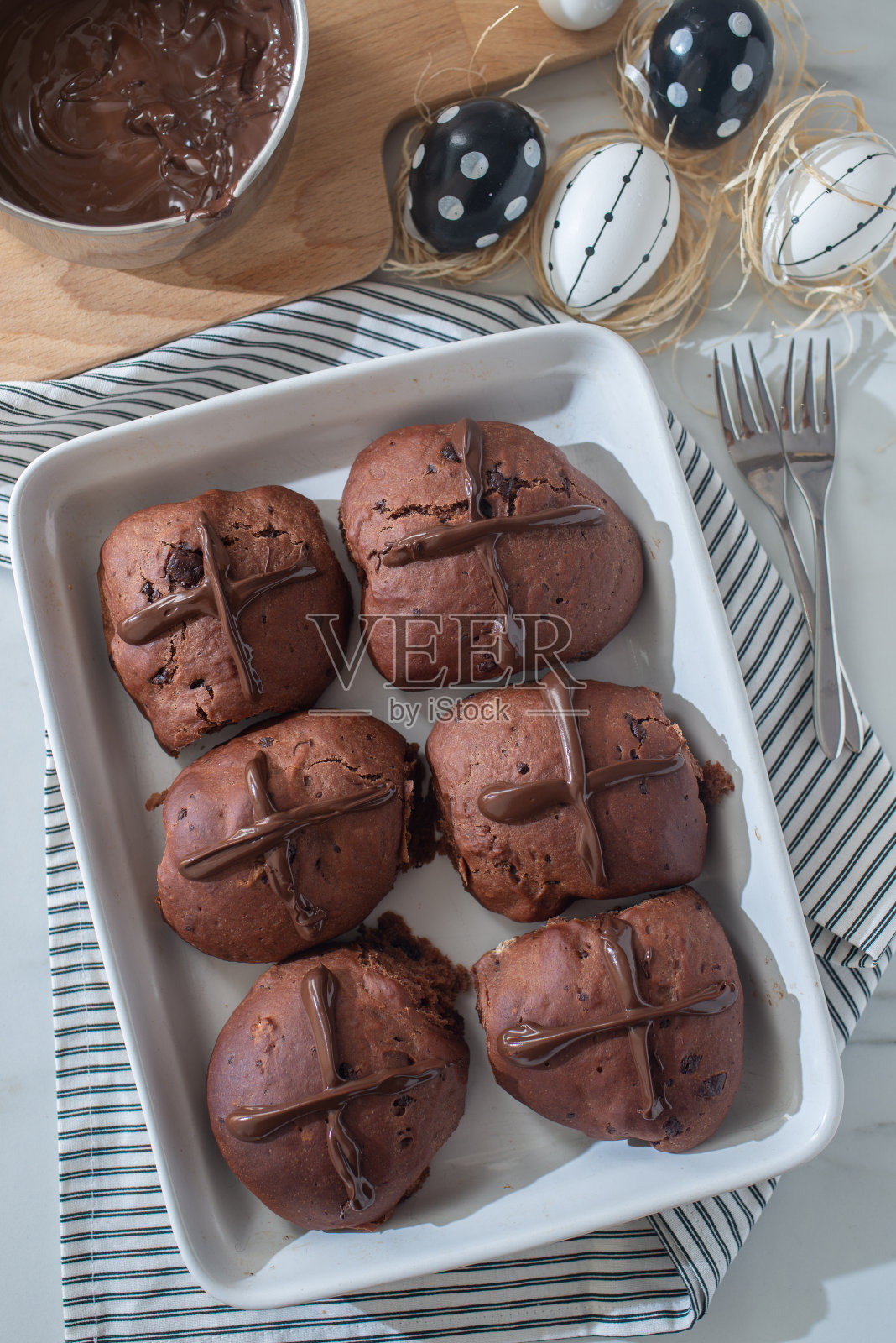 巧克力橙色热十字面包。照片摄影图片