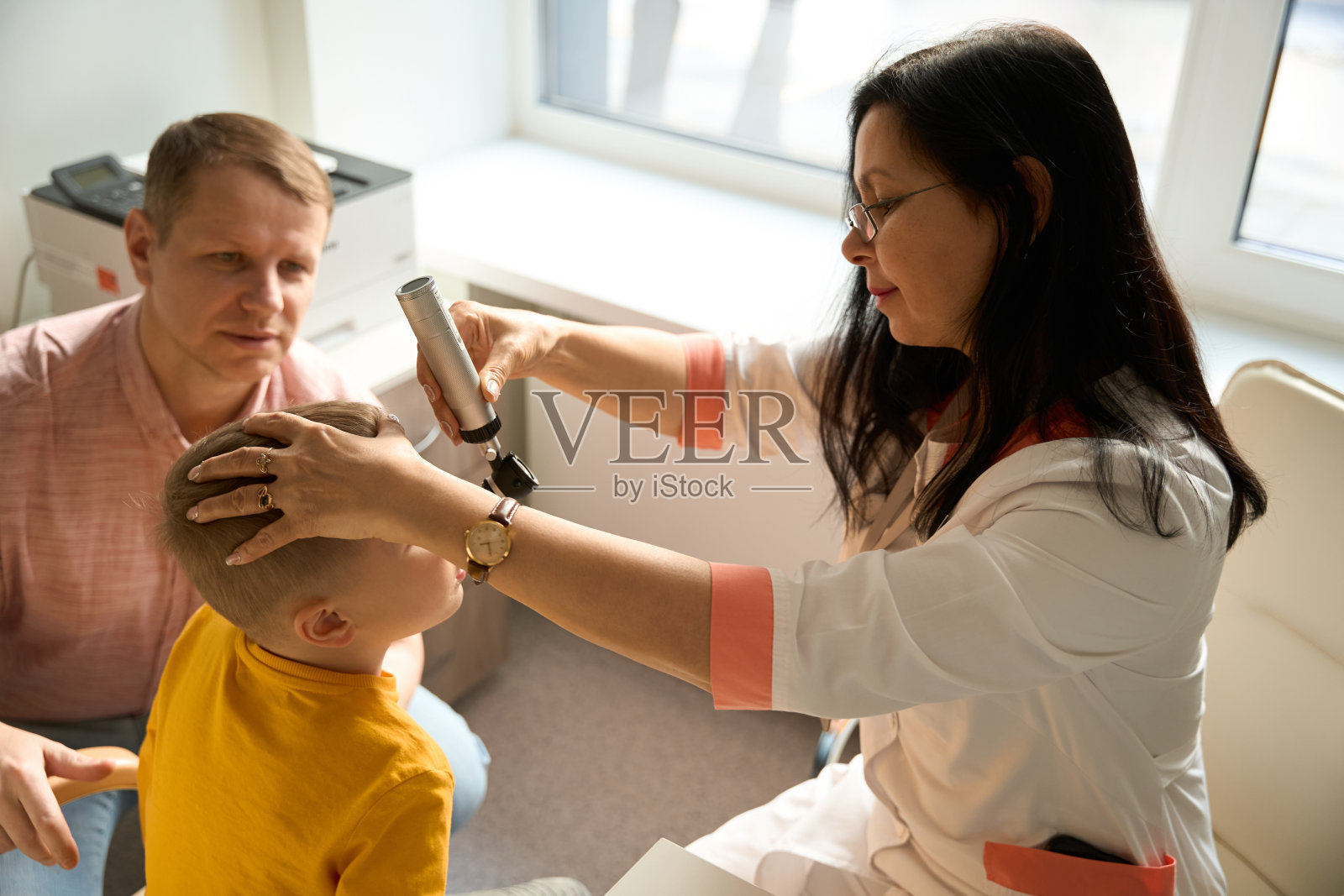 优雅的白人女医生正在医疗中心检查健康照片摄影图片