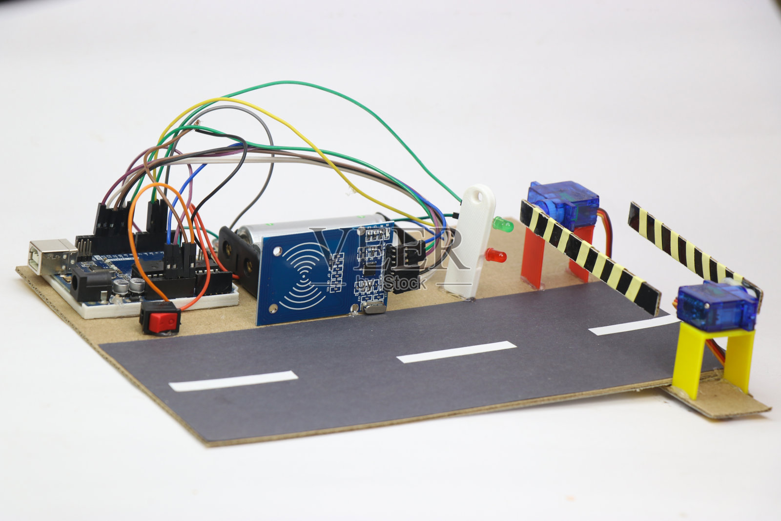 采用RFID传感器和伺服系统的自动收费系统原型。为小型工程项目制作arduino项目照片摄影图片