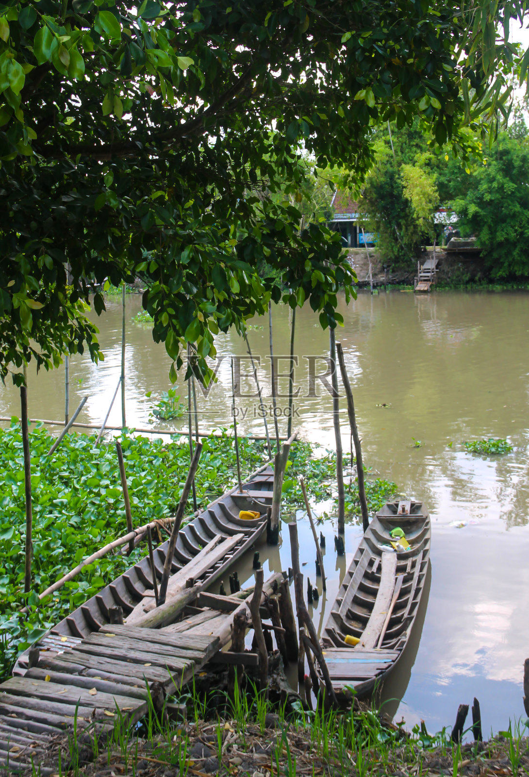 位于越南西南部的建江省，码头上停泊着舢板照片摄影图片