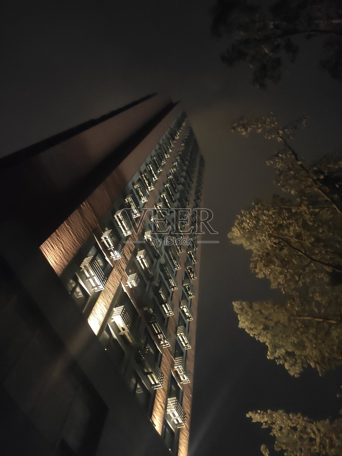 夜间城市景观与高层建筑照片摄影图片