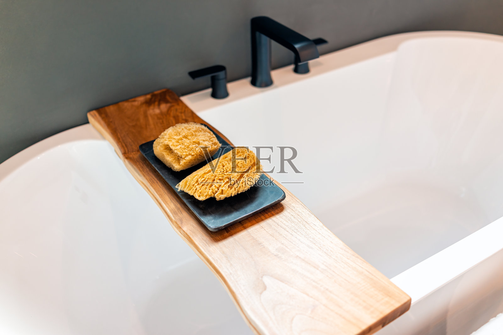 浴缸木架球童架在浴室分期样板房与海绵丝瓜洗涤器在现代豪华白色房间照片摄影图片