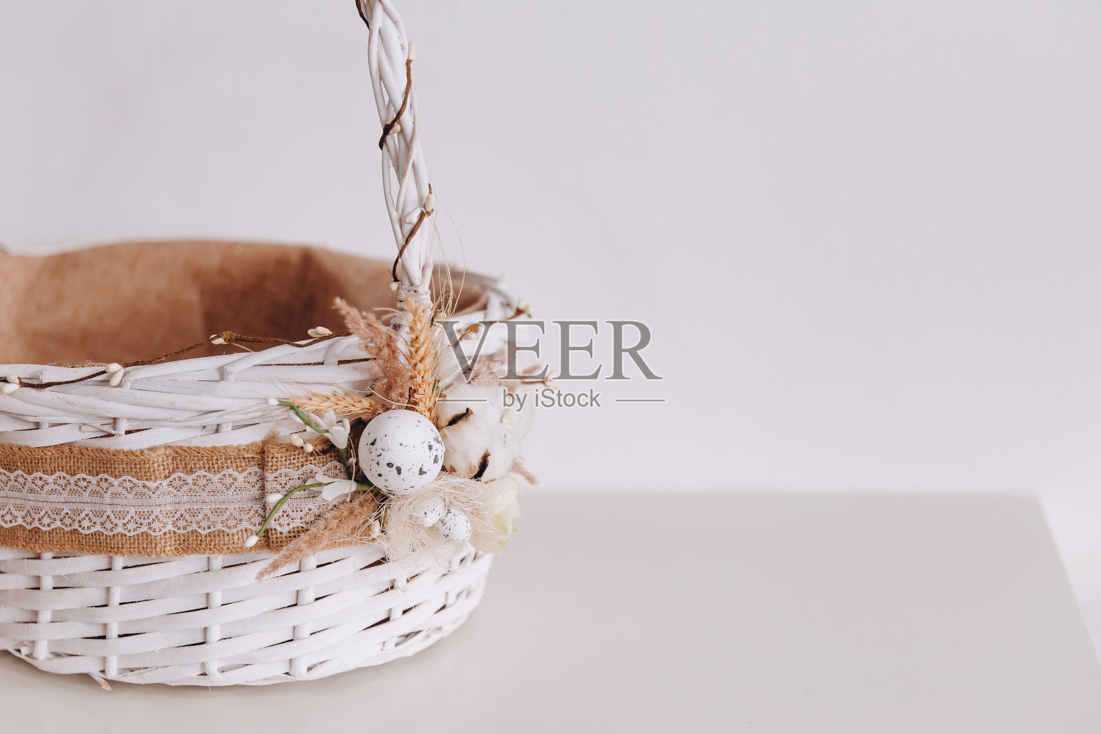 桌子上有一个白色的东方篮子。照片摄影图片