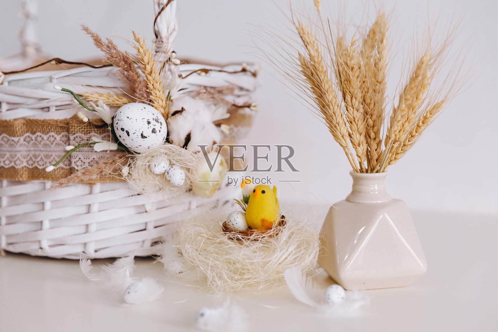 桌子上有很多东西。照片摄影图片