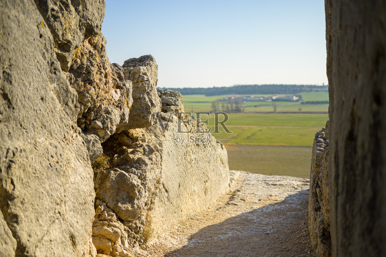 春天阳光明媚的一天，阿尔勒附近的Barbegal渡槽和磨坊照片摄影图片